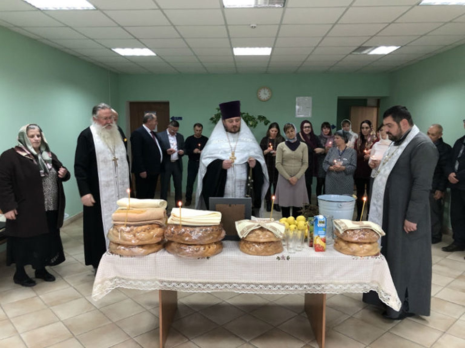 VIDEO// Sărbătoare cu ritualuri ortodoxe în plină zi de muncă. Tradiţie ...