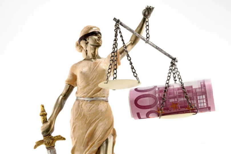 justitia cu bani shutterstock 90092968 1536x1024 1