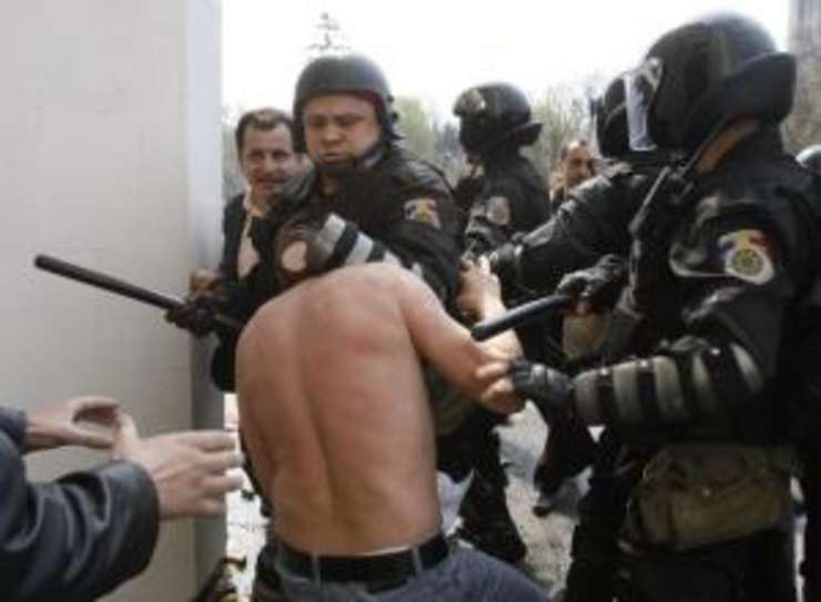 moldova politia bate un tanar 1